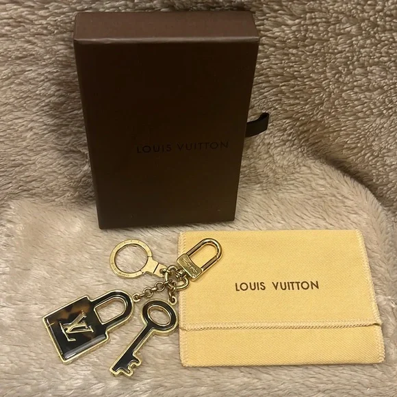 LOUIS VUITTON Tortoise Lock and Key Bag Charm/Key Holder - Picture 2 of 16